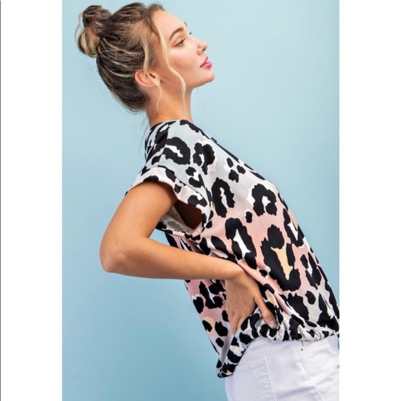 - 🛍NEW! So Chic Animal Print Top! - Picture 5 of 8